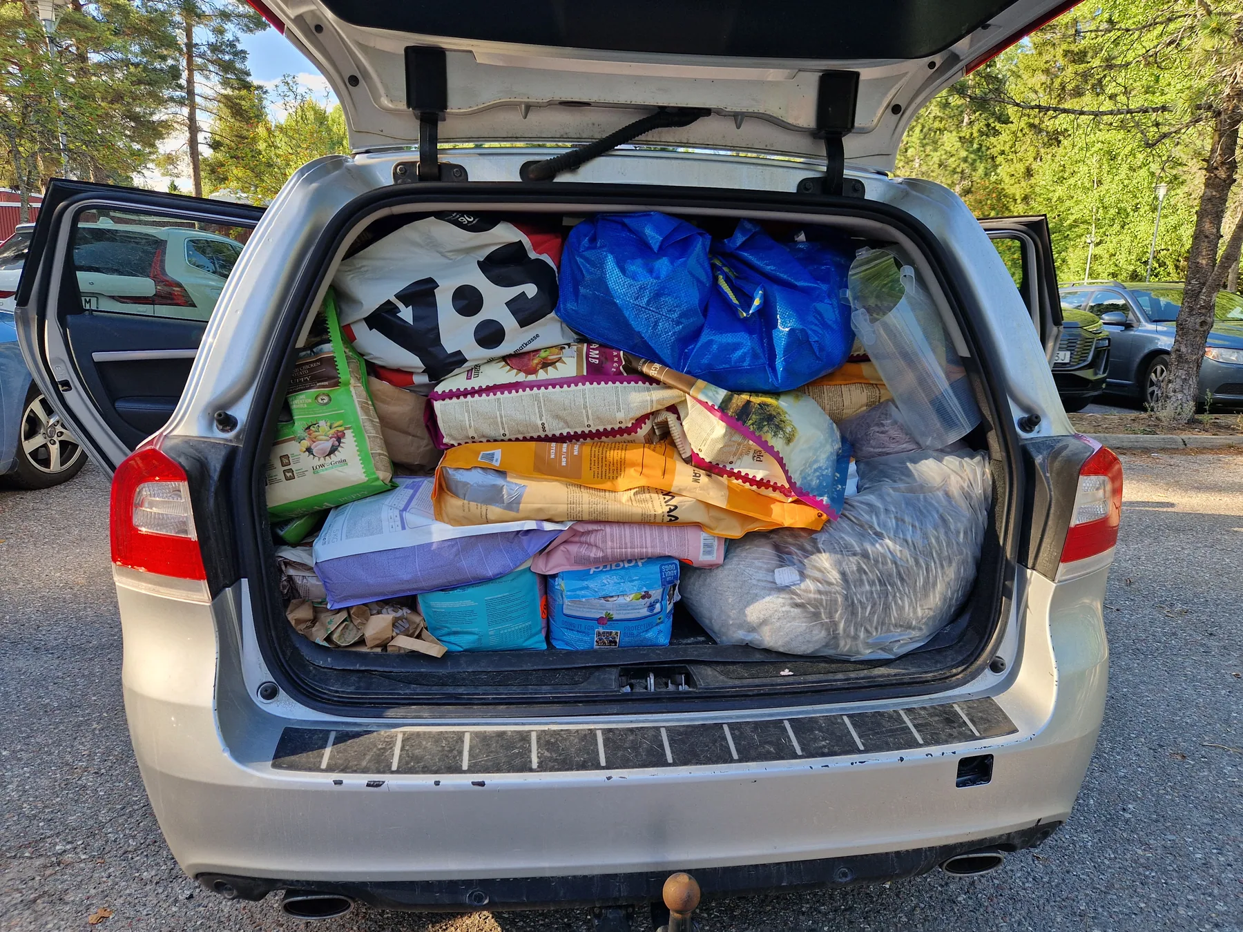 Den färdigpackade bilen fylld från golv till tak med donationer