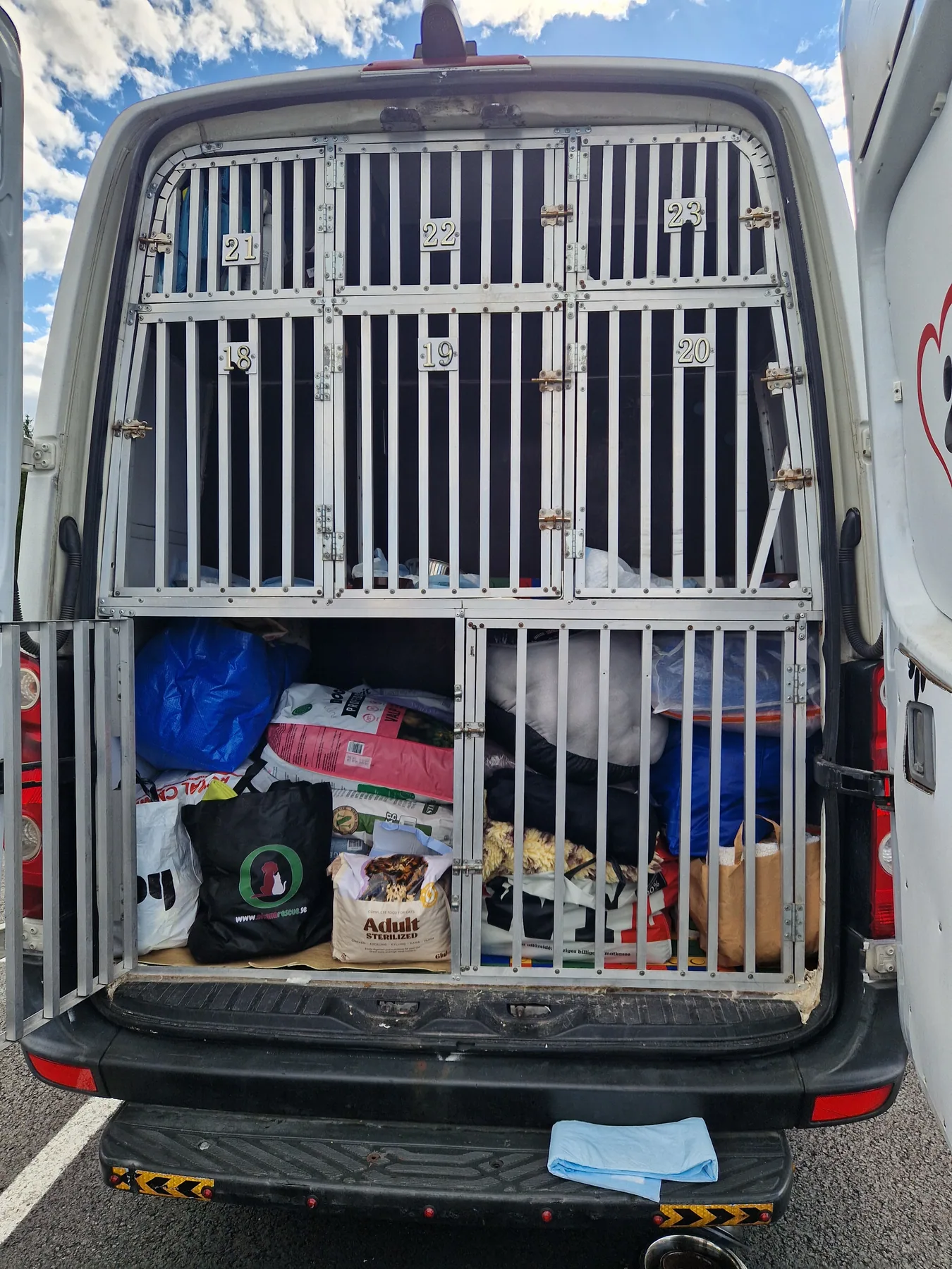 Donationerna packade i transporten till Rumänien