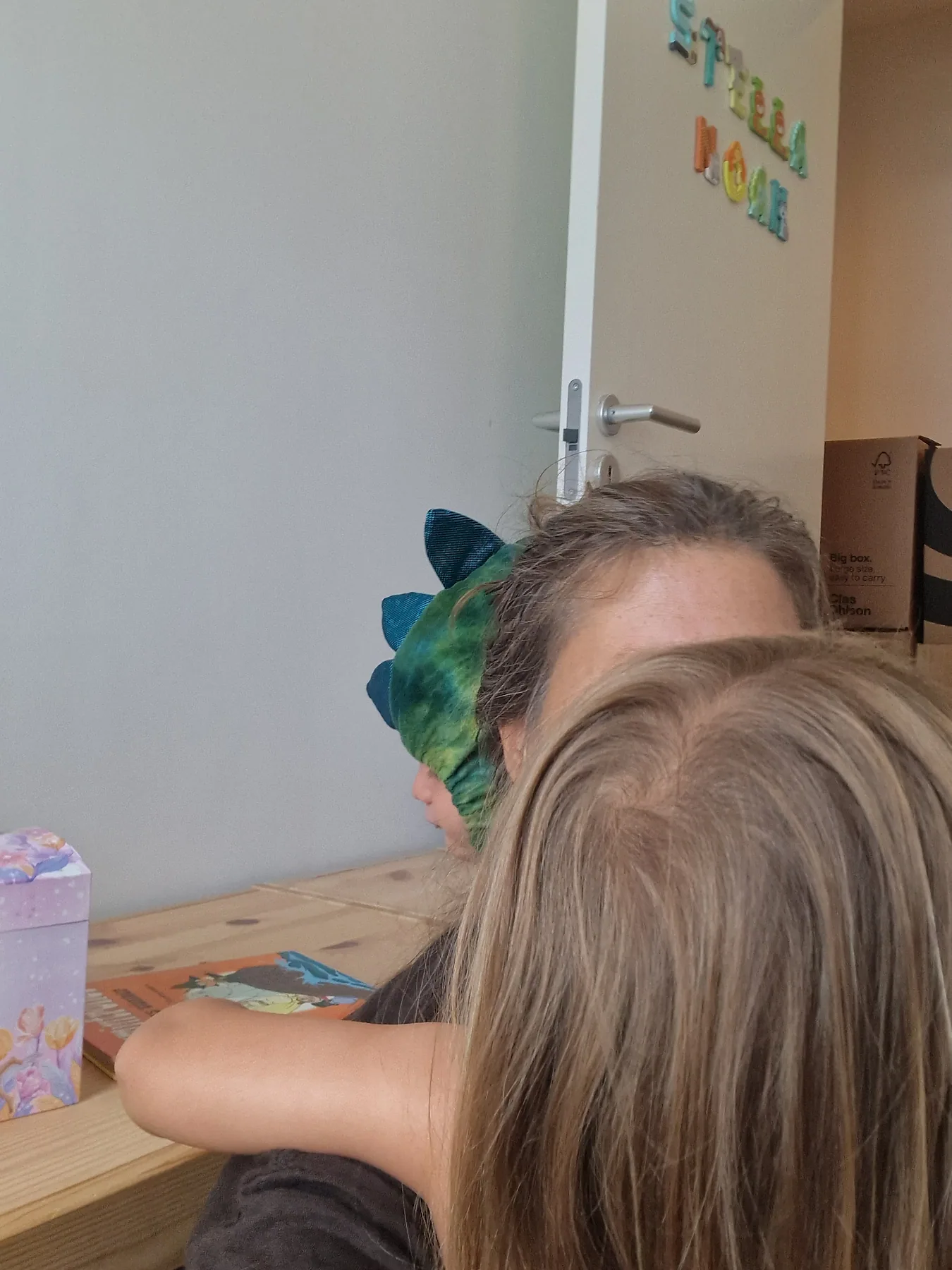 En lekpaus med brorsbarnen under resan