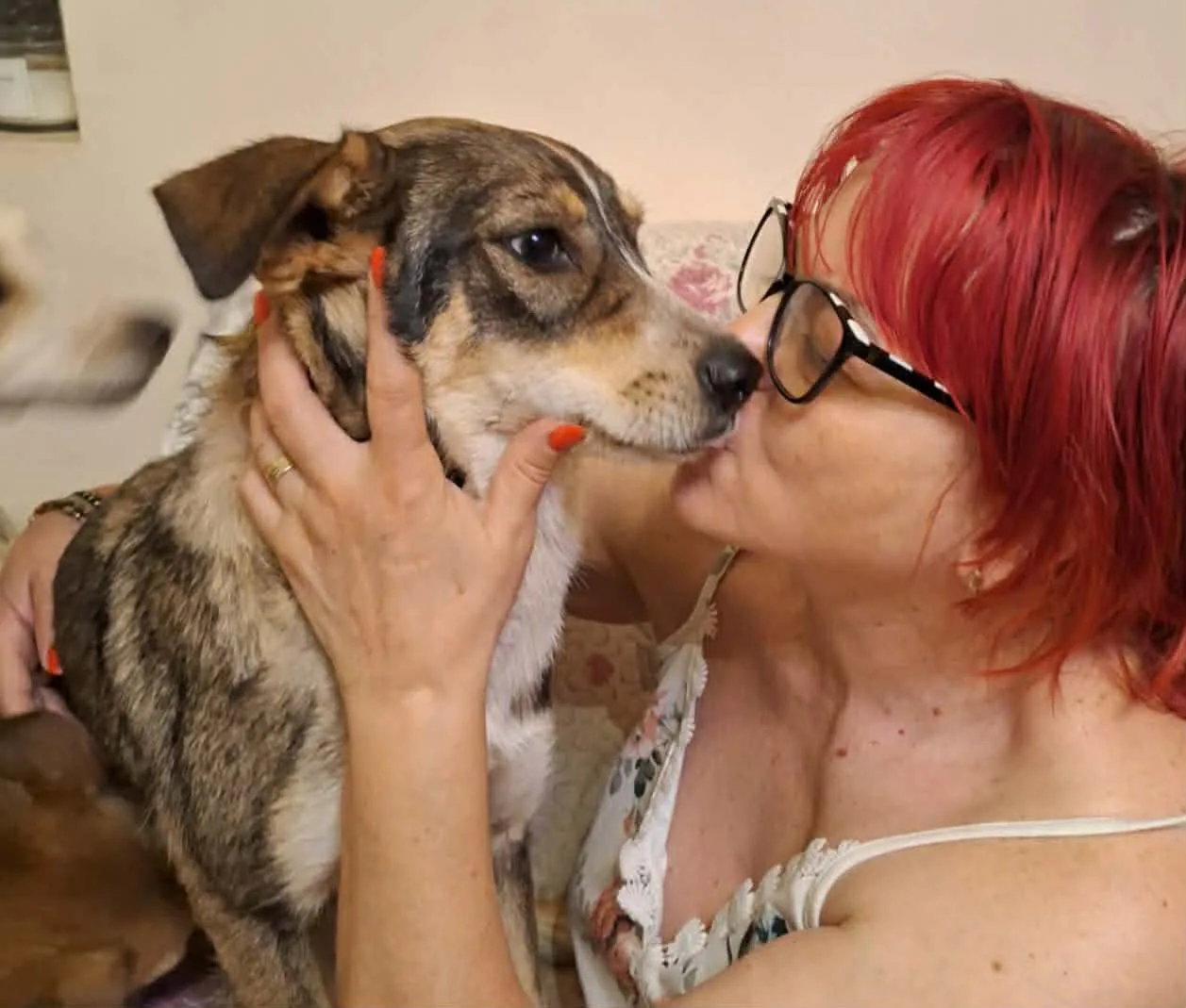 Rodica håller Maya nära och pussar henne