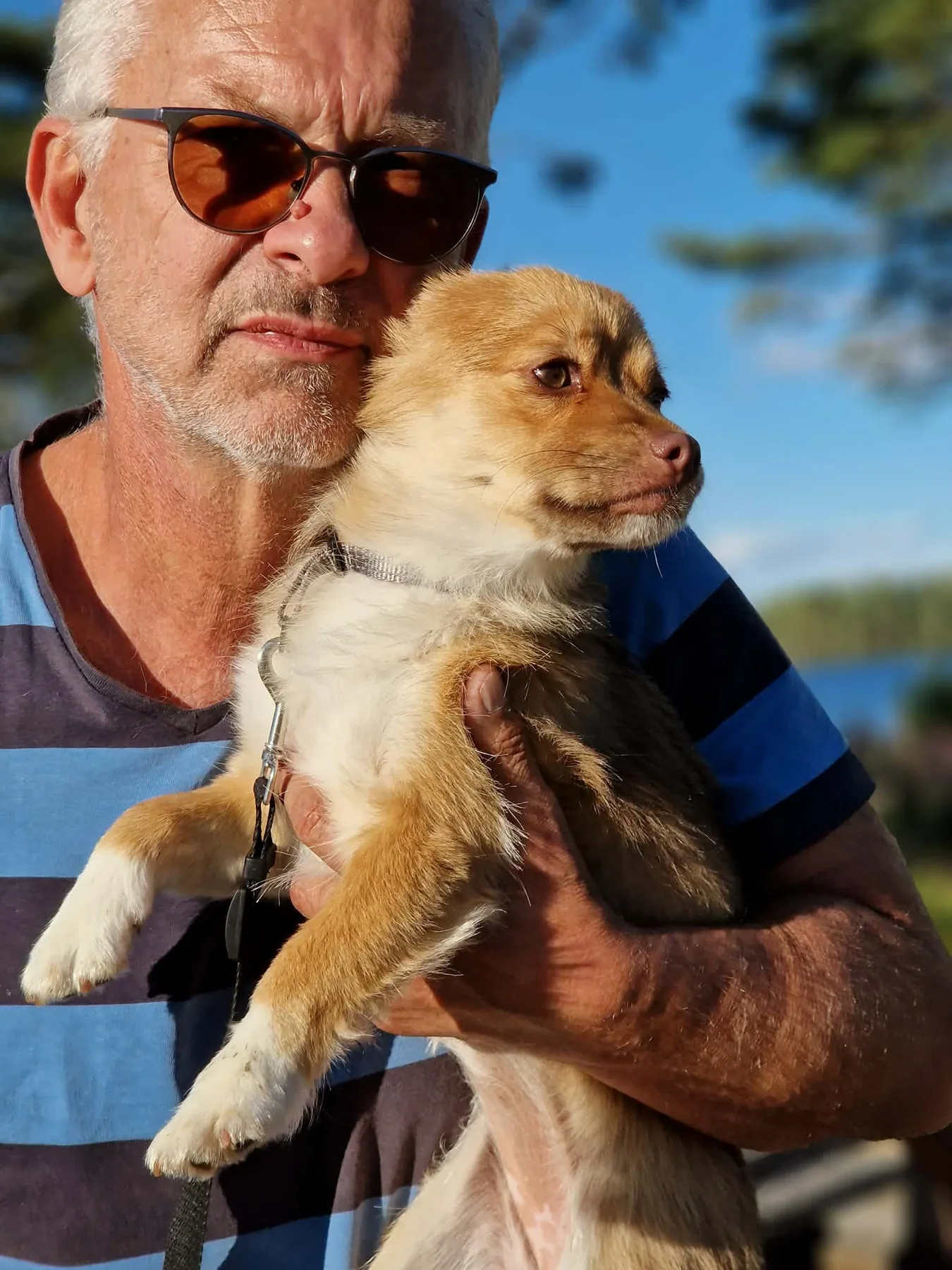 Pappa håller Mira under ett soligt raststopp på hemvägen
