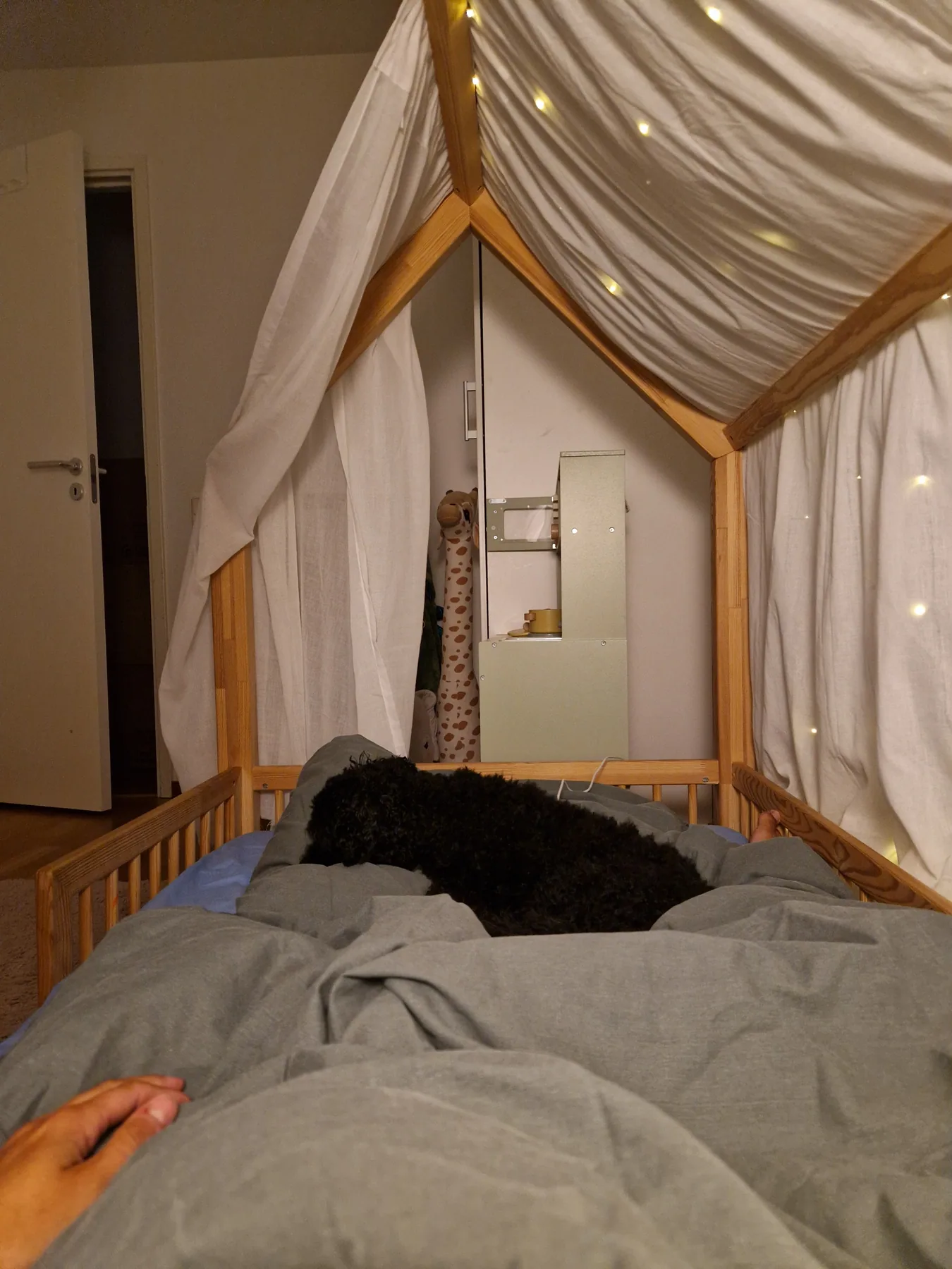 Juno sover i en mysig barnsäng under övernattningen