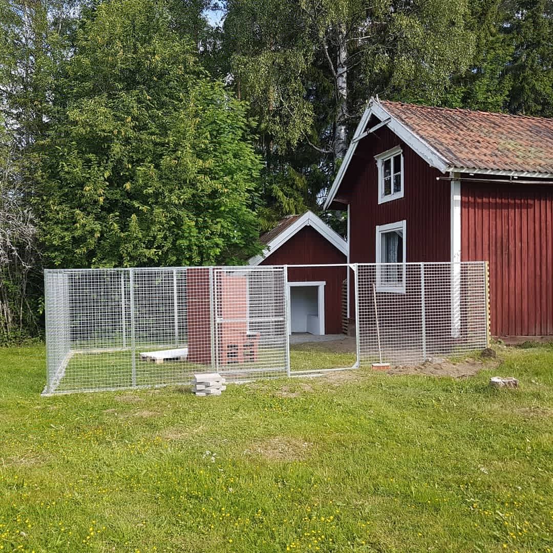 Hundgårdssektioner vid ett rött hus