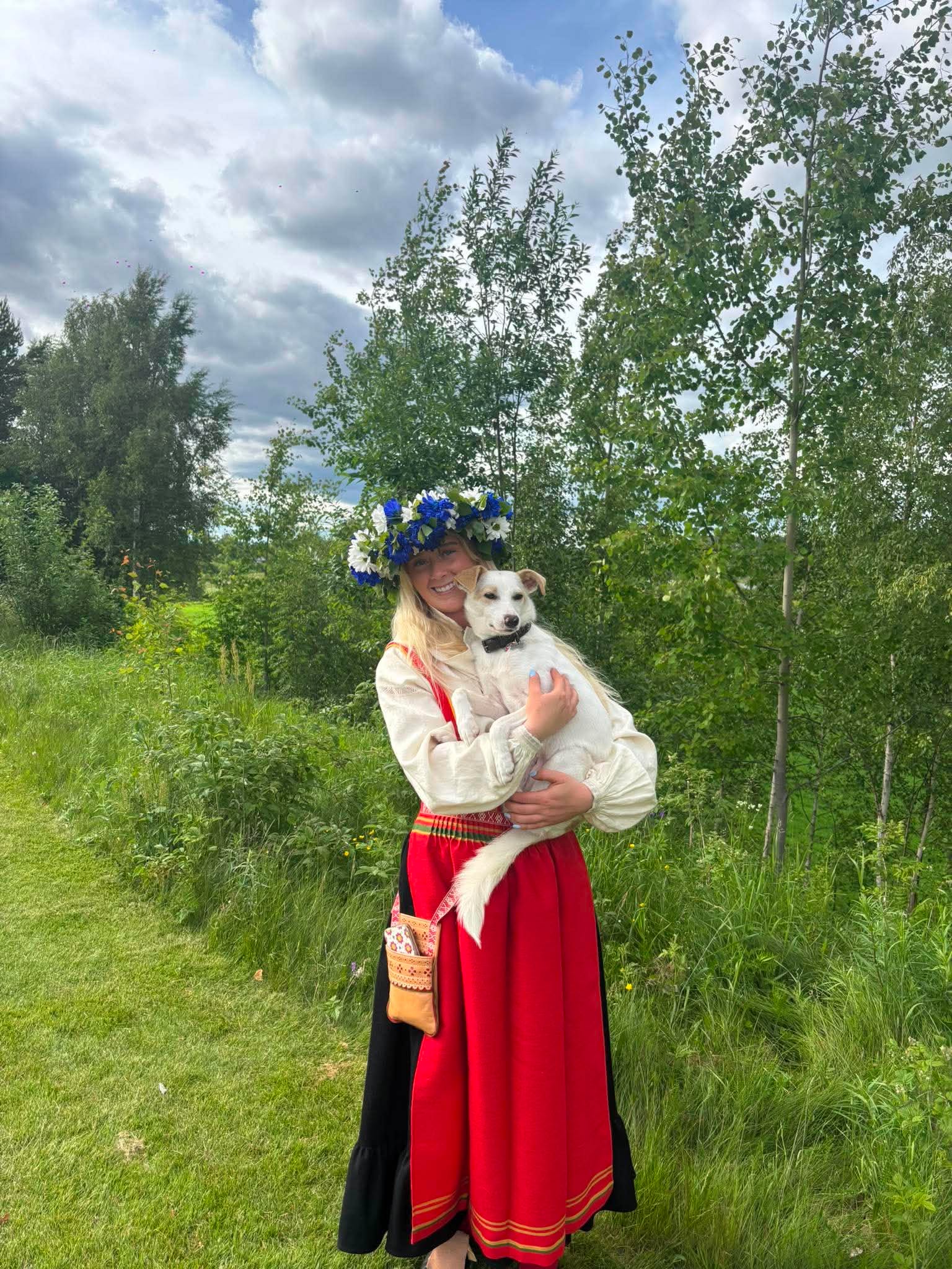 Mocha i famnen på sin matte ute i grönskan